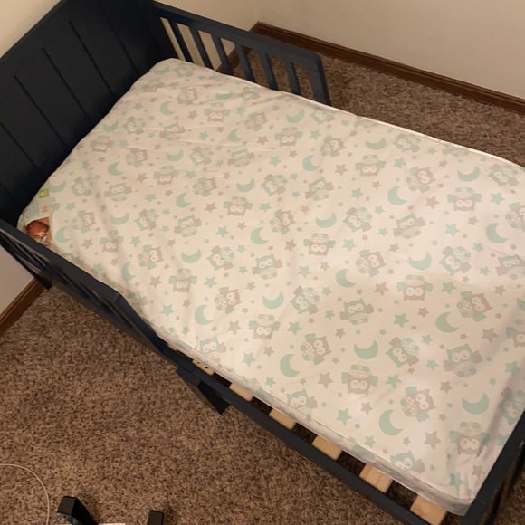 Toddler bed/ mattress included - Picture 4 of 4